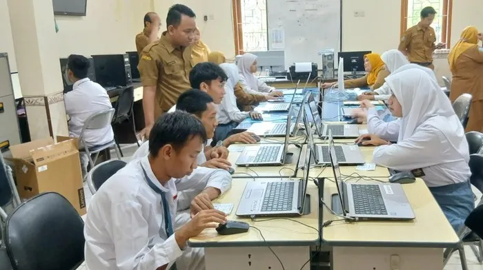 MENDIKDASMEN IMBAU ORANG TUA TAK PAKSA ANAK BIMBEL TKA, DEWAN PENDIDIKAN DUKUNG KONTROL ORANG TUA DI RUMAH