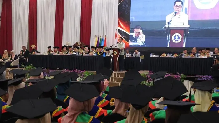 WALI KOTA PALEMBANG RATU DEWA BAGIKAN KISAH INSPIRATIF DI WISUDA KE-67 UNIVERSITAS PGRI PALEMBANG