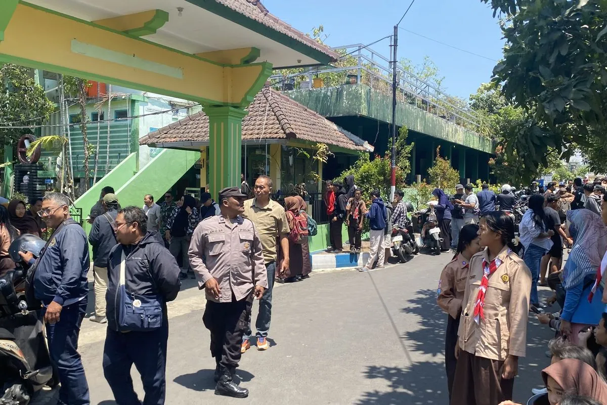 OKNUM KEPALA SEKOLAH SMPN 18 MALANG DICOPOT USAI TAMPAR SISWA KARENA SALAH SERAGAM