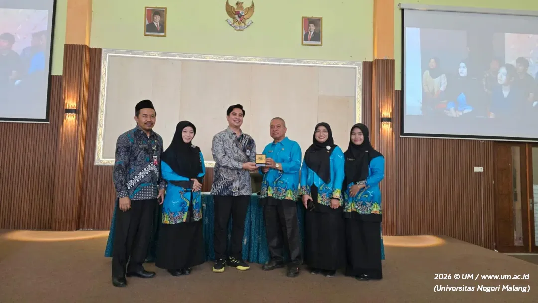 UNIVERSITAS NEGERI MALANG GELAR PROGRAM "72 PROFESOR DAN DOKTOR MENGINSPIRASI" DI SMAN 1 PROBOLINGGO, DUKUNG PENINGKATAN KUALITAS PENDIDIKAN MELALUI DIES NATALIS KE-72