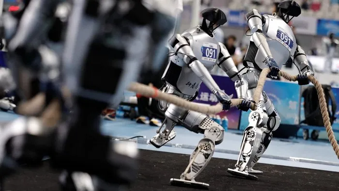 DUKUNG SINERGI INDUSTRI DAN INOVASI, 2.056 ROBOT HUMANOID DARI 16 NEGARA ADU KETANGKASAN DI BEIJING