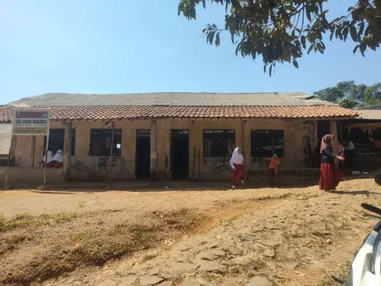ASA DI ATAS LANTAI TANAH, CERITA 129 SISWA SDI INSAN MANDIRI SUKABUMI MENUNGGU SEKOLAH LAYAK